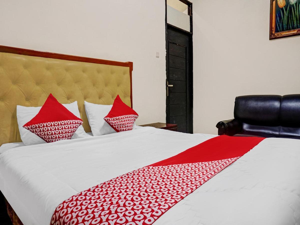 Oyo 90702 Wisma Tobana Kebayoran Mencil Luaran gambar